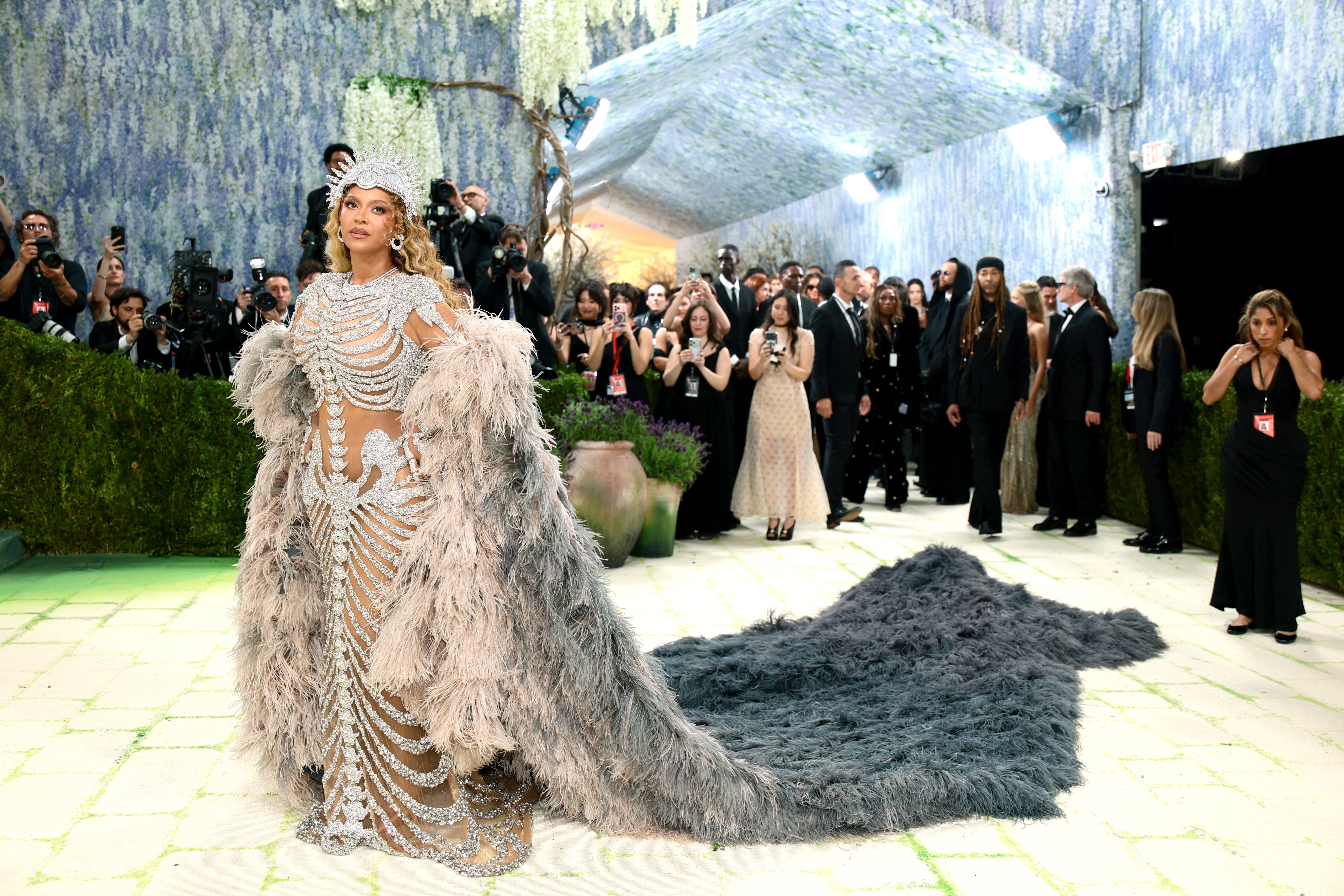 The queen is back! Beyoncé interpreted the anatomical aspect of this year’s ‘Fashion is Art’ theme