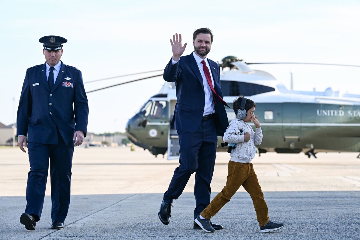 Vance, Ohio ön seçimlerinde oy kullanması için oğlunu getiriyor, Iowa GOP seçmenlerini etkilemeye çalışıyor