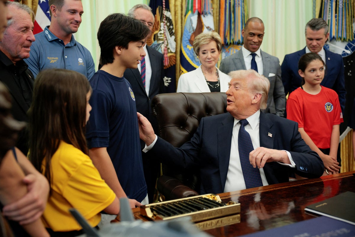 Trump describes Iran war horrors in Oval Office full of kids: ‘Right between the eyes’