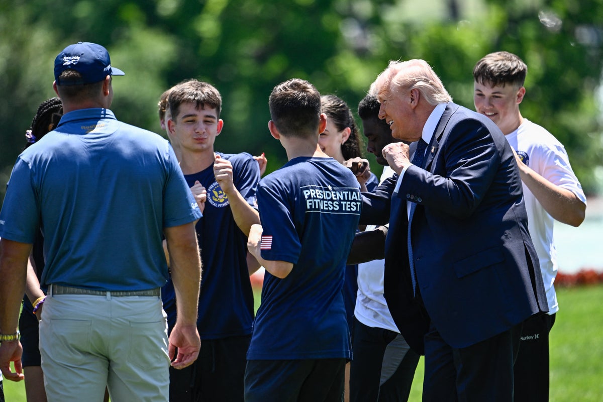 Trump teaches kids his iconic dance during fitness test on White House lawn – UK Times Trump teaches kids his iconic dance during fitness test on White House lawn – UK Times