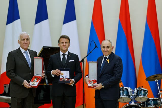 ARMENIA-MACRON CANTANDO