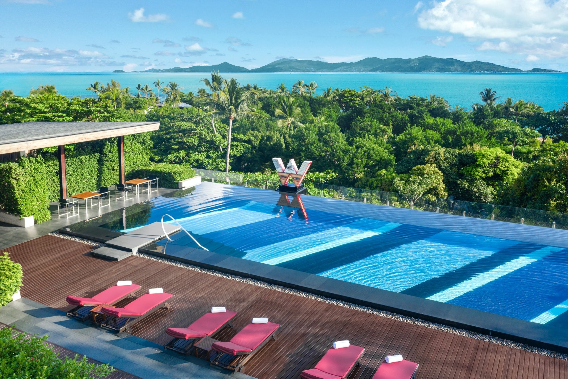 The communal pool overlooking the ocean (Marriott)