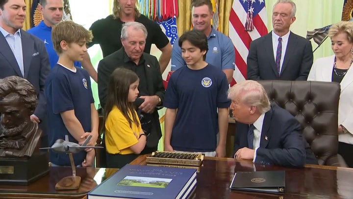 Trump convidou atletas e jovens estudantes ao Salão Oval para o anúncio