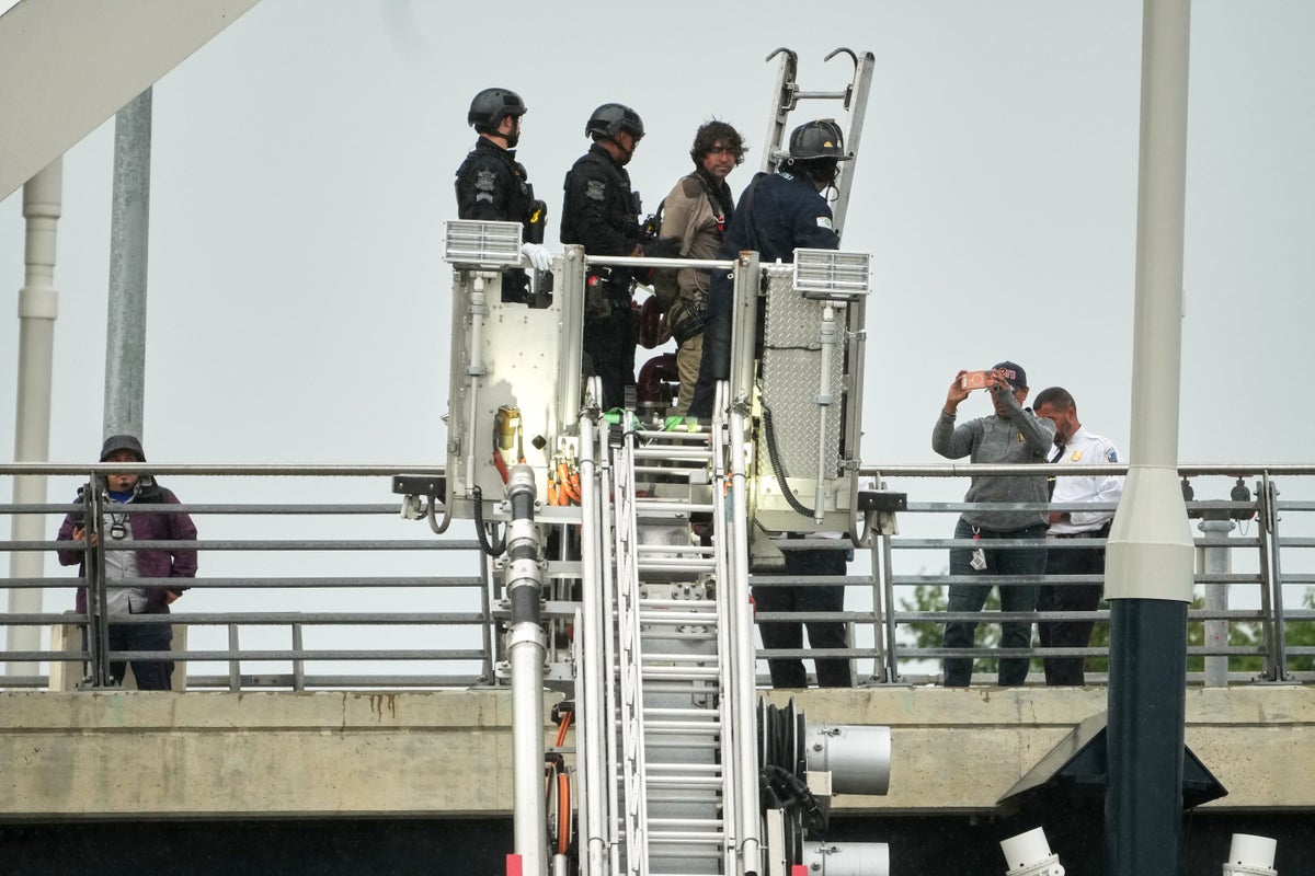 Protester comes down from Washington bridge, ending multi-day protest over AI and Middle East war