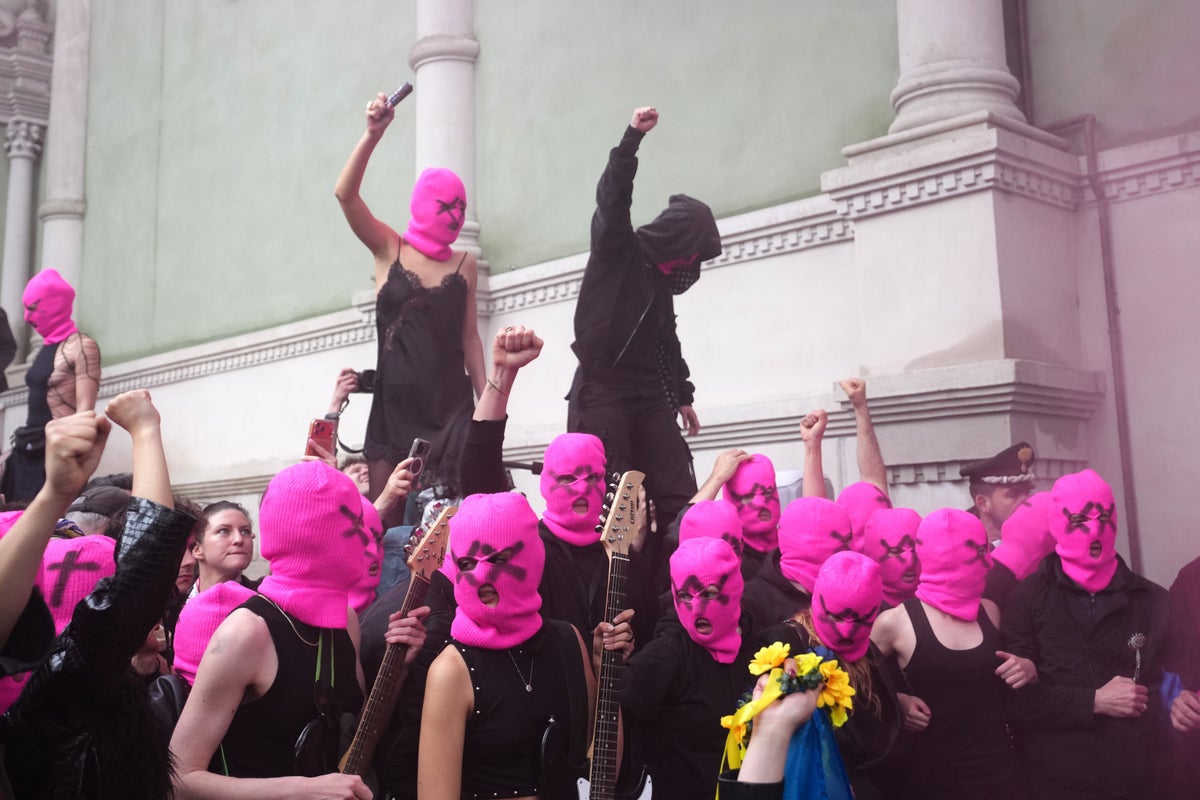 Pussy Riot sahne protestosu Venedik Bienali'ndeki Rus pavyonuna erişimi engelliyor