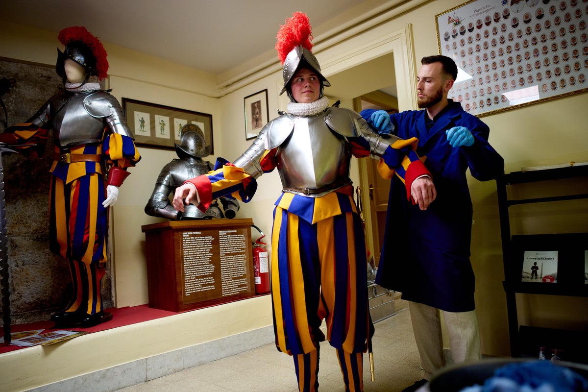 The Pontifical Swiss Guard’s newest recruits join the world’s oldest standing army, in photos – UK Times