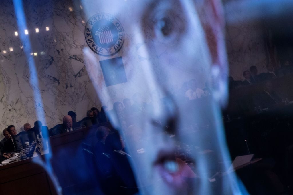 <p>En la imagen se ve a Mark Zuckerberg hablando en una pantalla durante una audiencia celebrada en el Capitolio el 10 de abril de 2018, en Washington, D.C.</p>