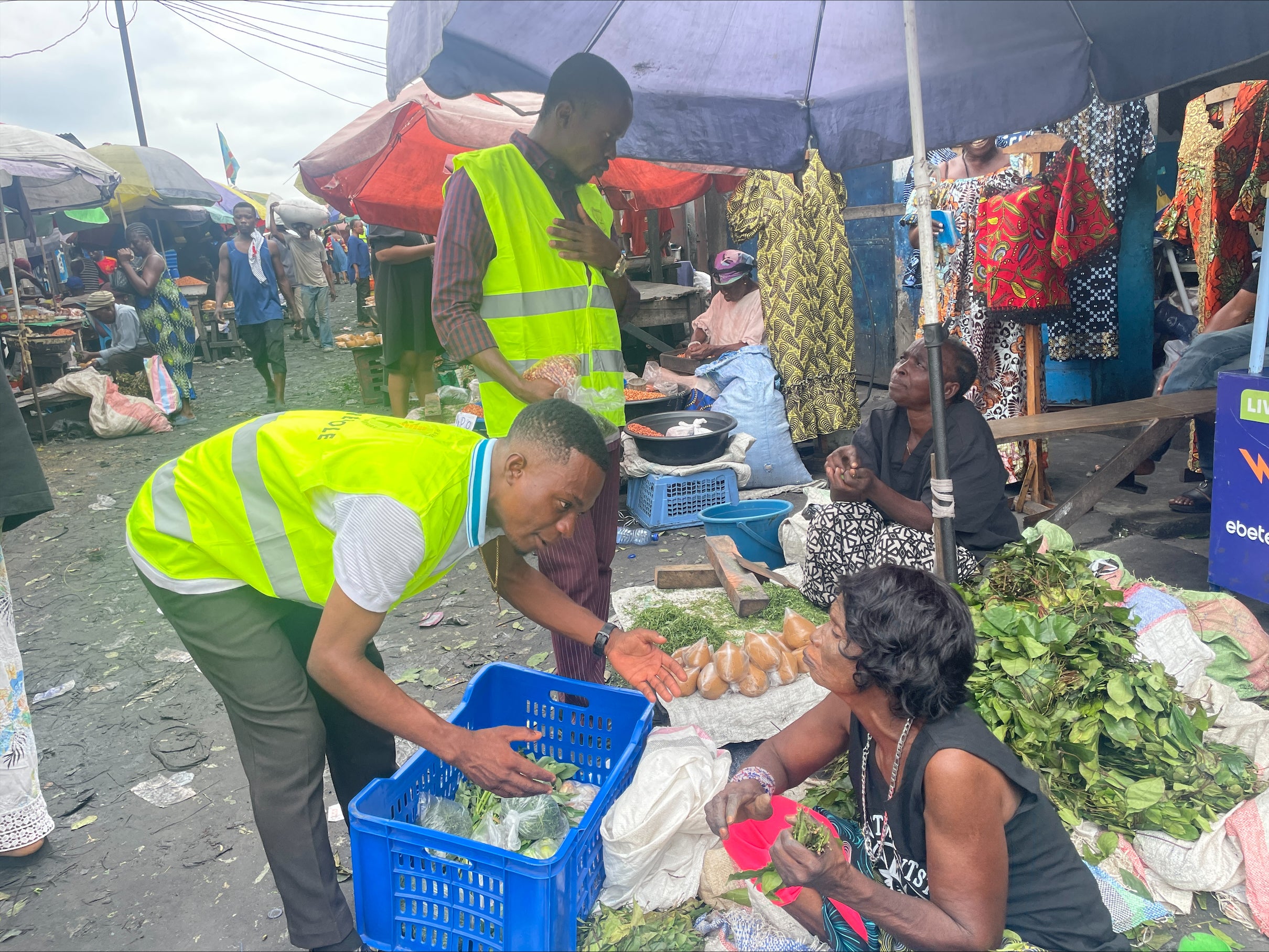 Gathering food from the market for Mapendo Banque Alimentaire