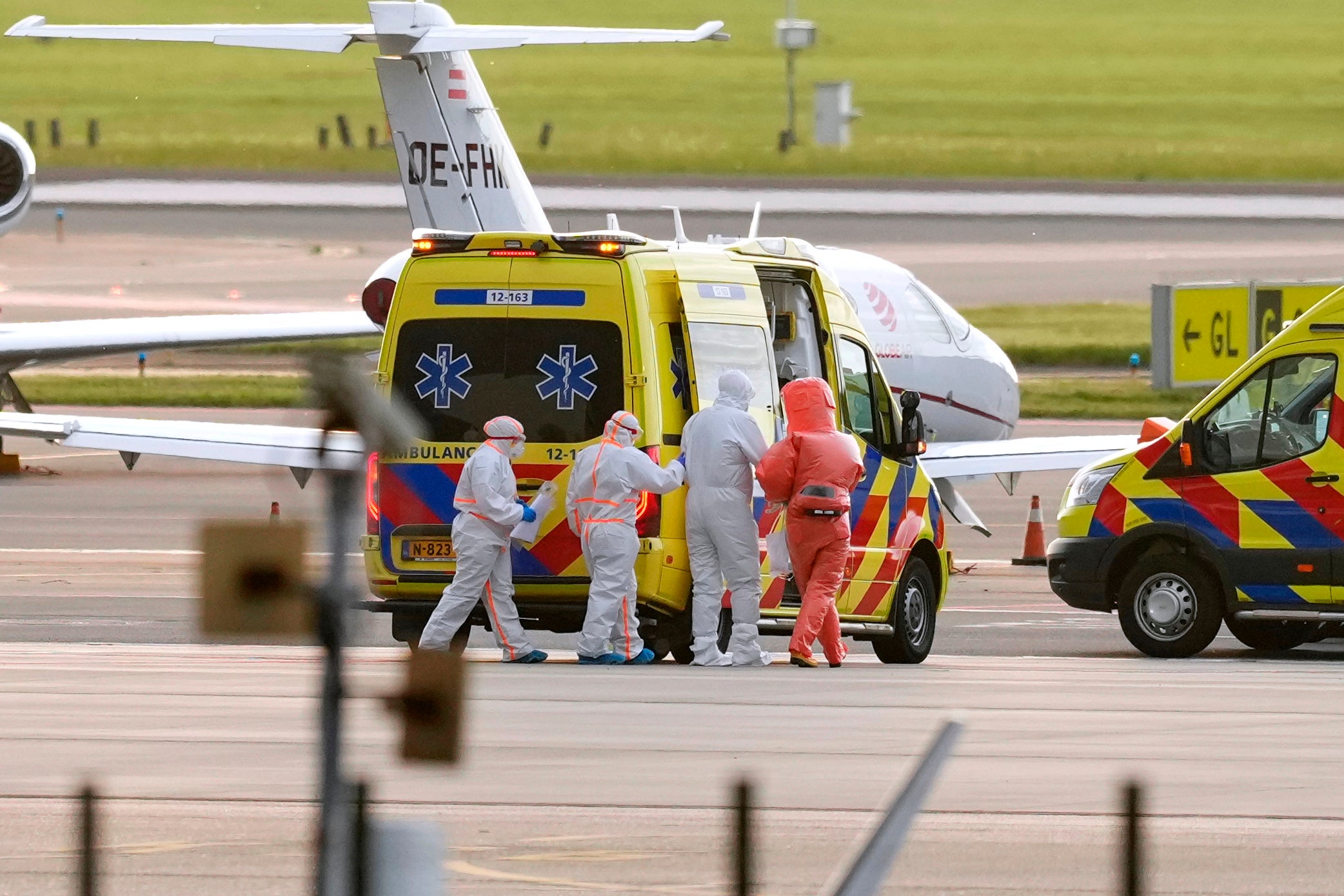 Paramedics escort a patient evacuated from the cruise ship MV Hondius with suspected hantavirus infection in Amsterdam, Netherlands