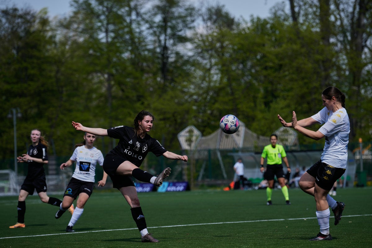 Taraftarların yönettiği bir futbol kulübü, Polonya'nın milliyetçi stadyum kültürüne karşı çıkıyor
