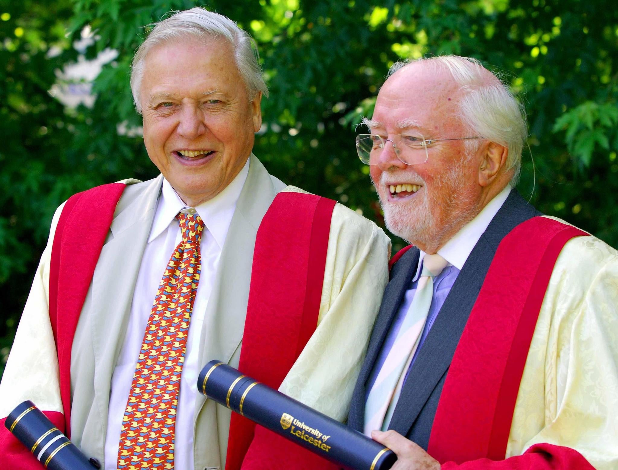 Sir David (à esquerda) e Lord Richard Attenborough na Universidade de Leicester, onde passaram a infância, depois de receberem uma homenagem acadêmica no De Montfart Hall.