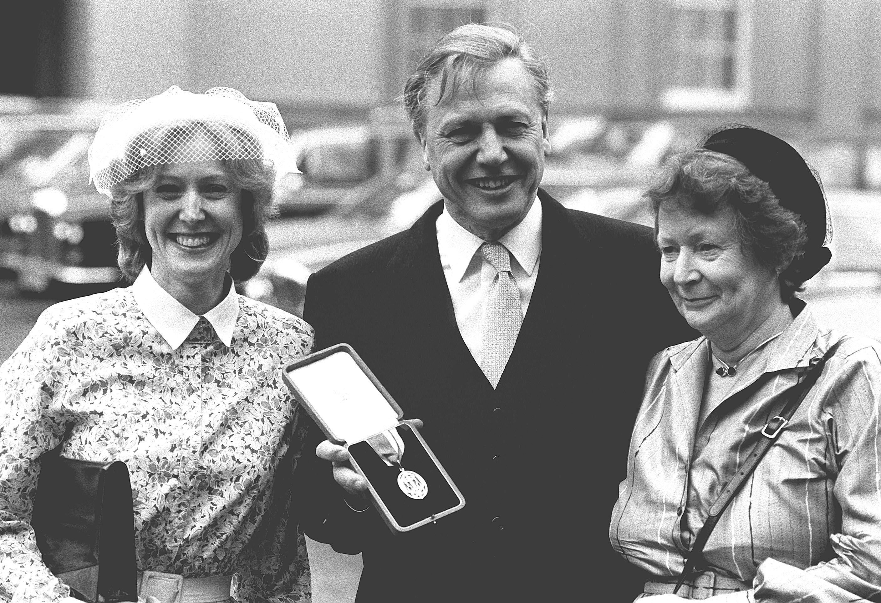Sir David Attenborough, que foi nomeado cavaleiro pela Rainha em uma investidura no Palácio de Buckingham, em Londres, com sua esposa Jane (à direita) e sua filha Susan.