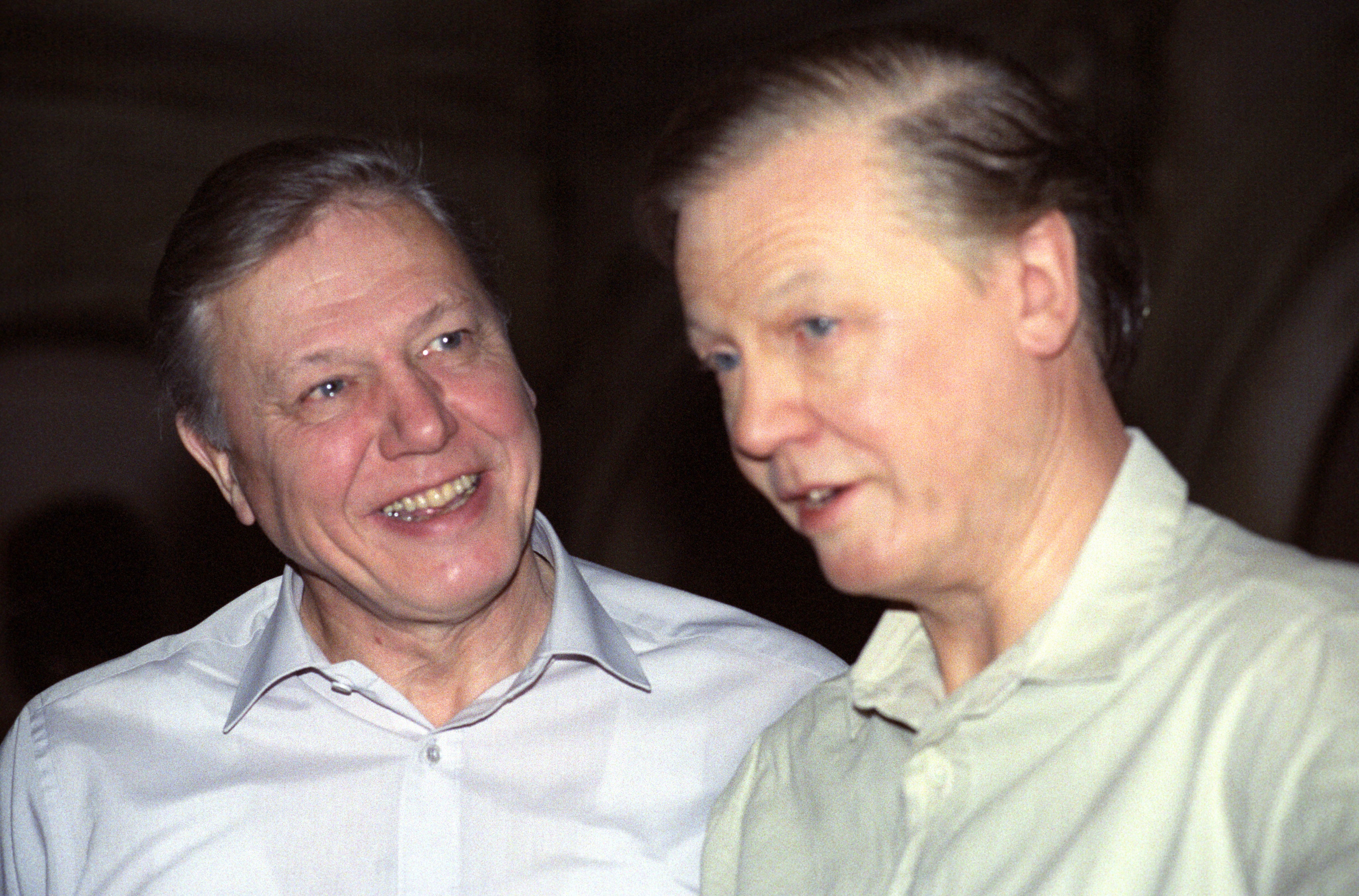 Sir David Attenborough revelando seu retrato de cera na Garden Party do Madame Tussaud's em Londres.