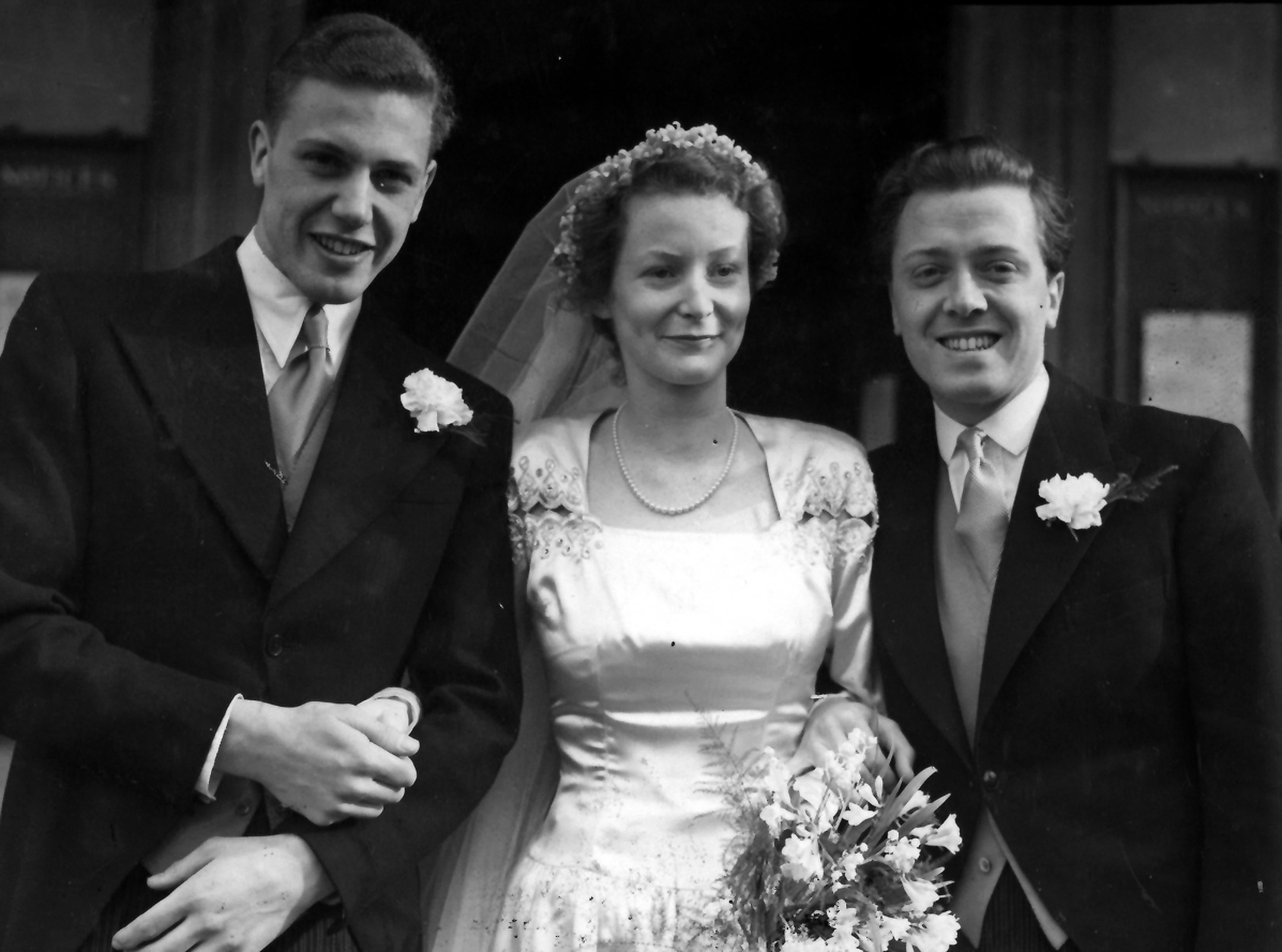 David Attenborough, irmão mais novo do ator de cinema Richard Attenborough, casou-se hoje com a Srta. Jane Oriel na Igreja de St. Anne, Kew Green.