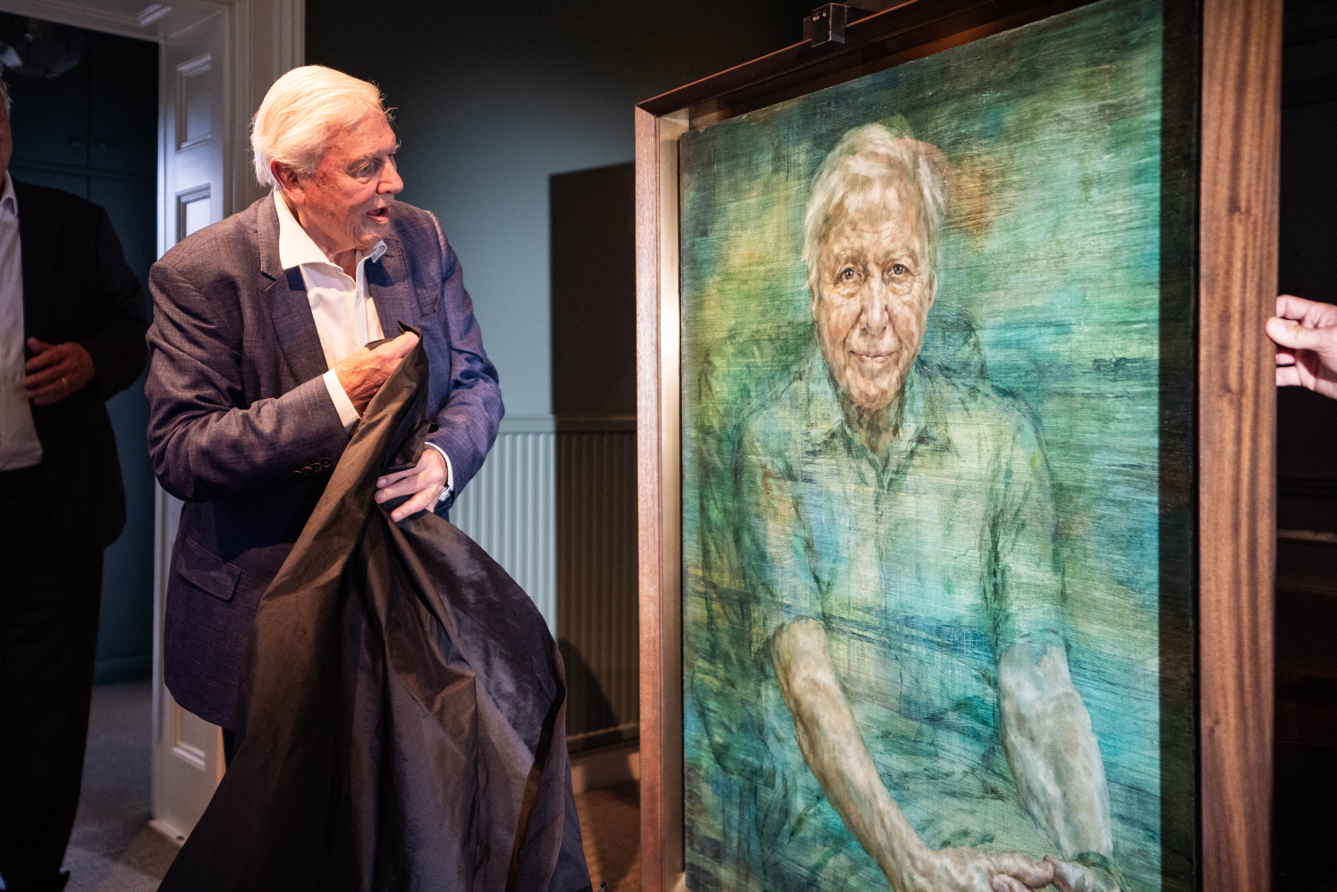 Sir David Attenborough durante a inauguração de um retrato do locutor e conservacionista pintado por Jonathan Yeo.