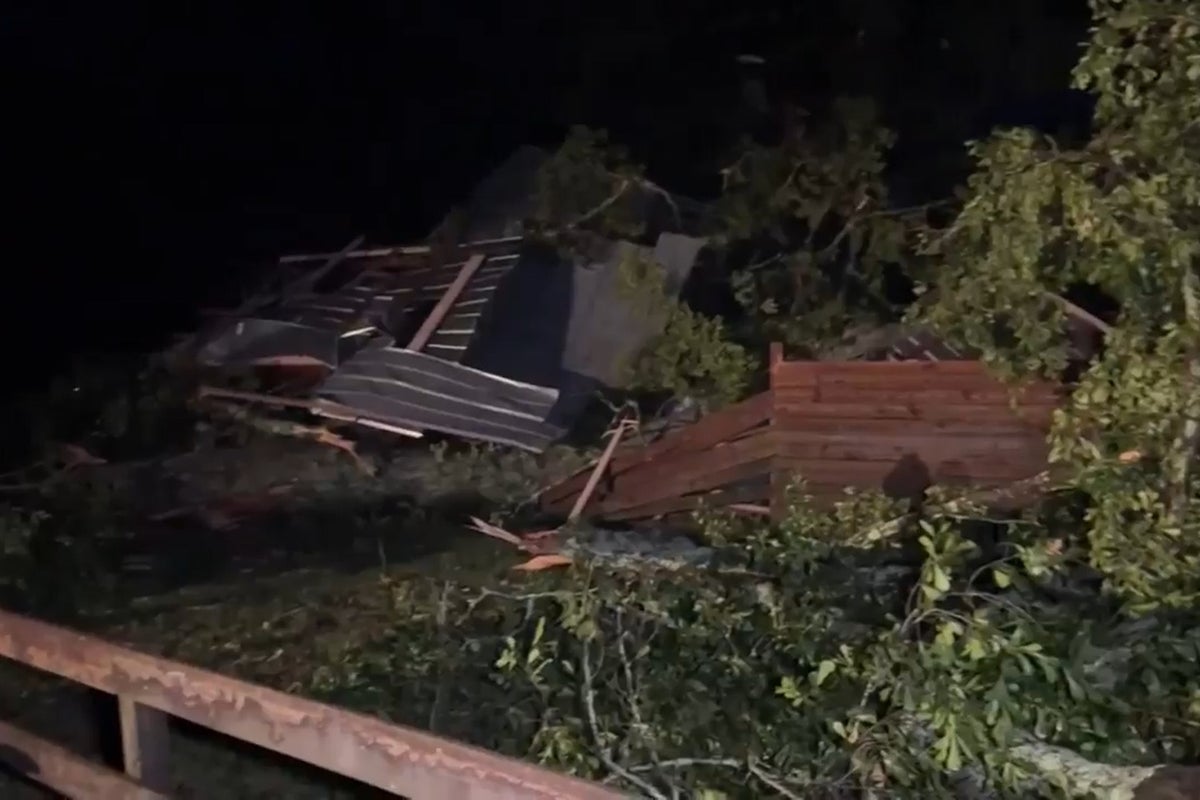 Devastating tornado tears through Mississippi destroying hundreds of homes