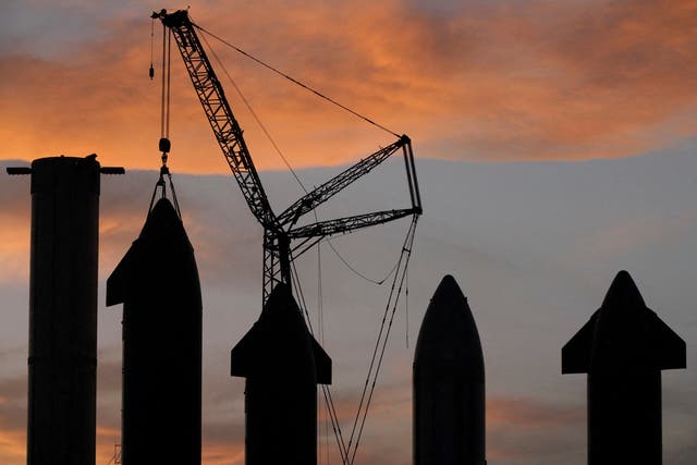 <p>Los prototipos del cohete Starship de SpaceX se pueden ver en la base Starbase en Brownsville, Texas, EE. UU., el 19 de agosto de 2023</p>