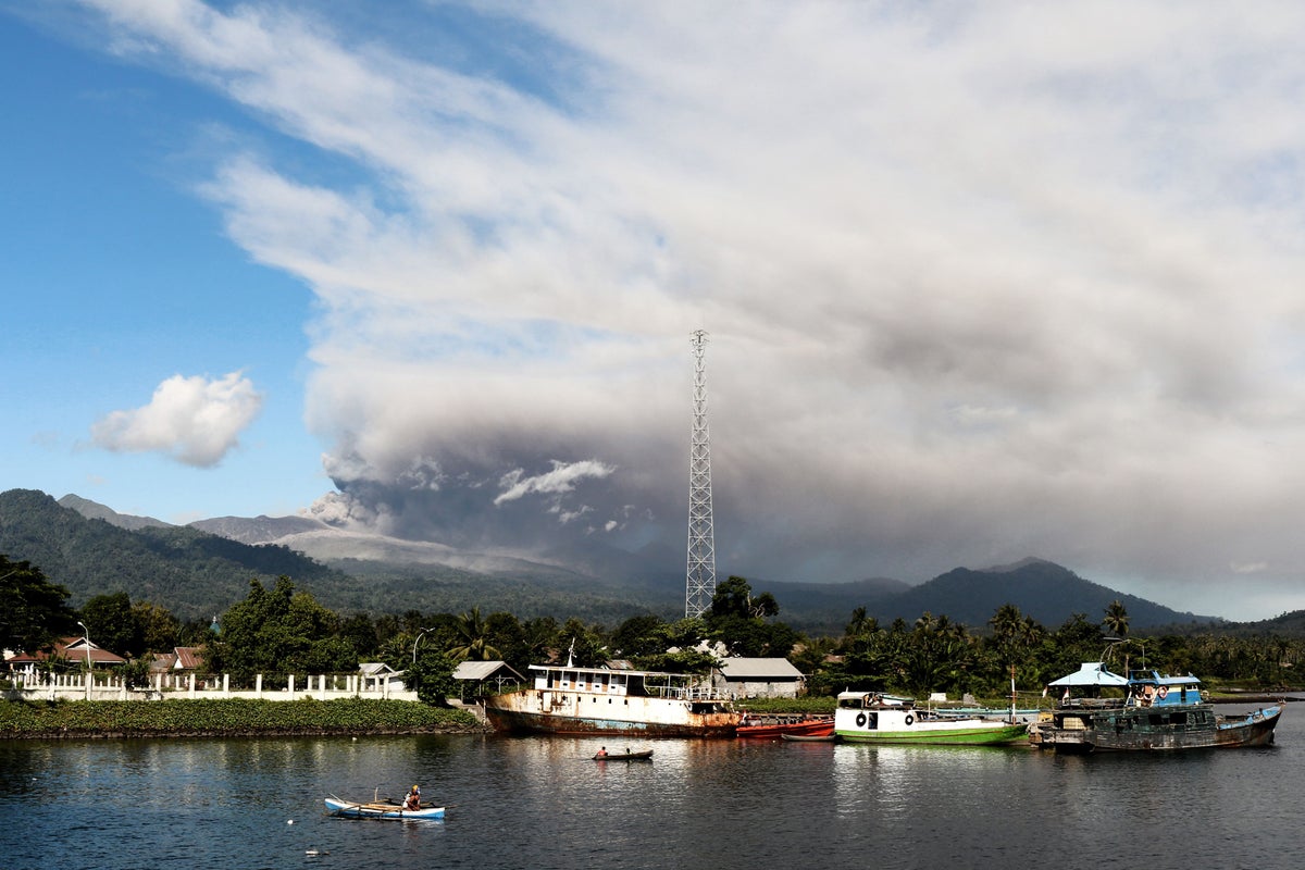 Indonesia volcano eruption threatens at least 20 hikers as urgent rescue mission launched – UK Times