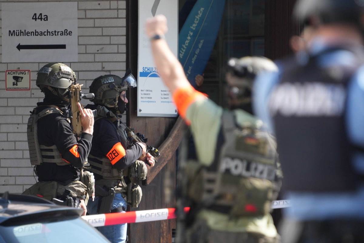 Police stand-off after several hostages taken in German bank