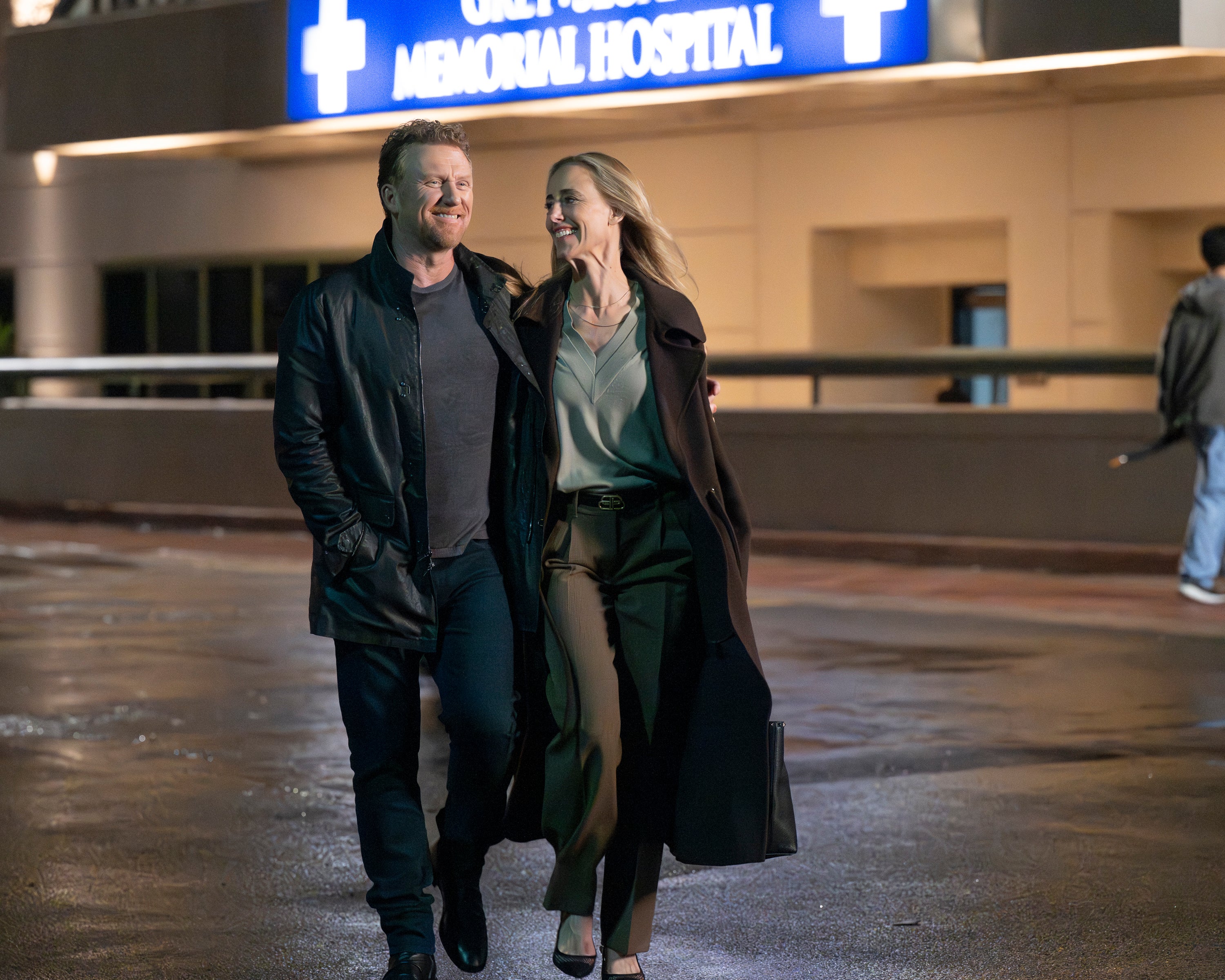 Teddy e Owen evitaram uma morte icônica em Grey's Anatomy, deixando a porta aberta para seu possível retorno