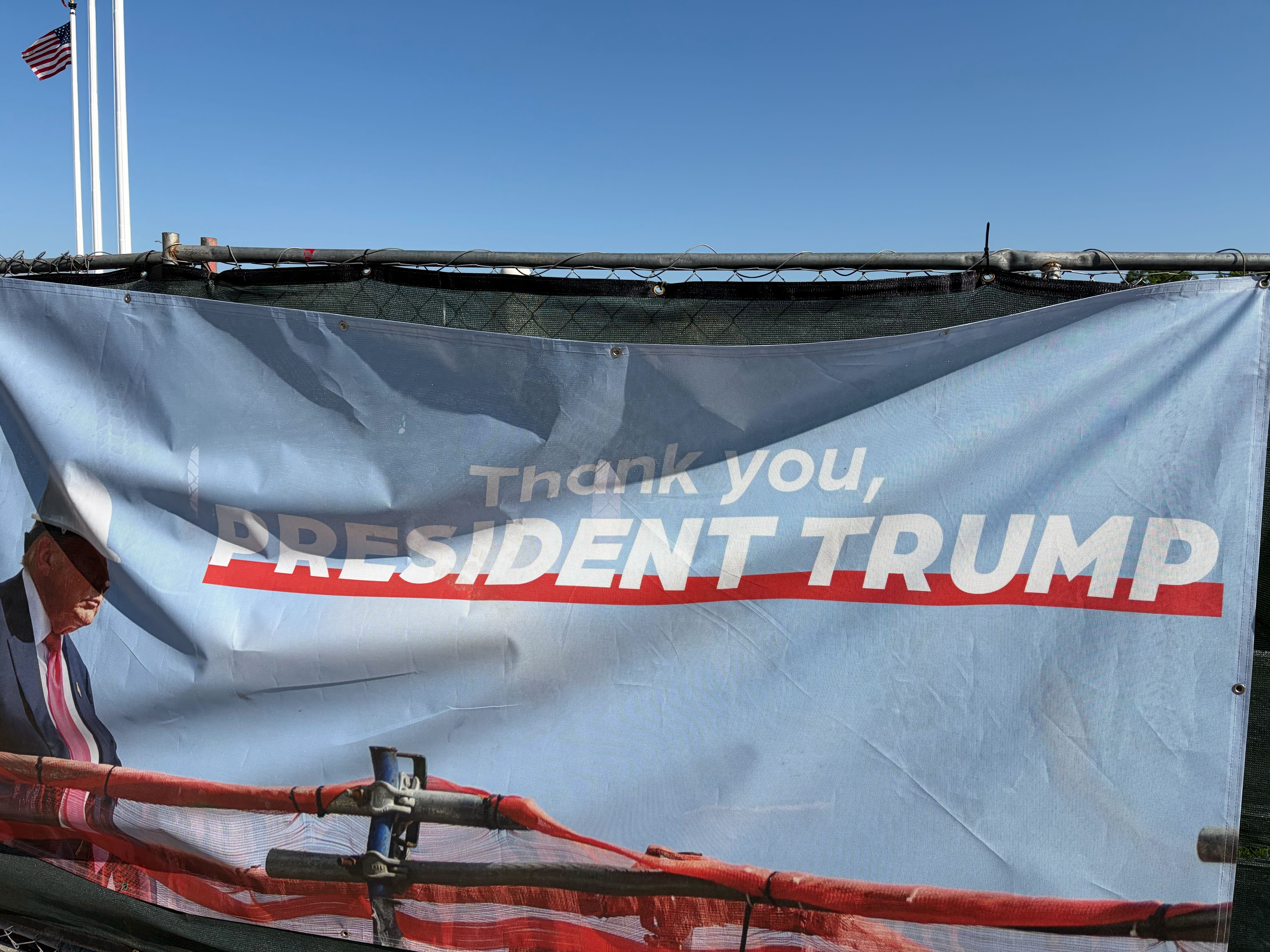 Trump team hangs banners at DC construction sites thanking the president for the projects – UK Times