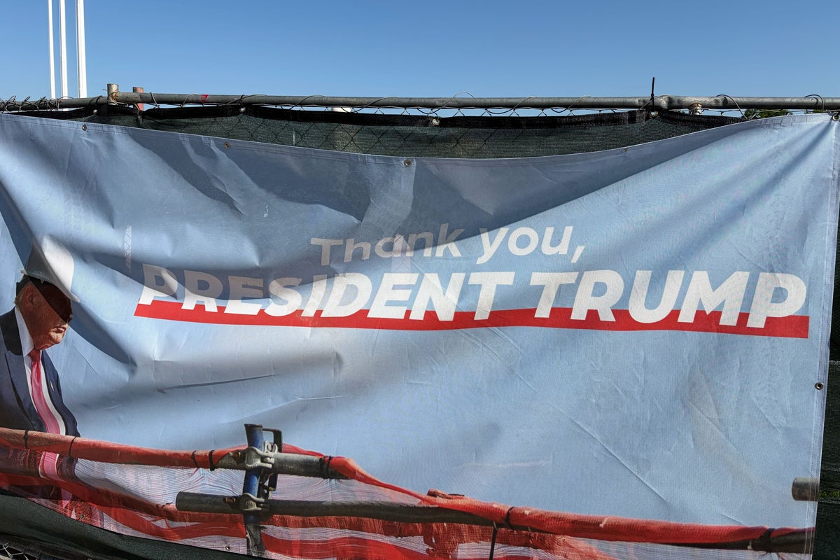 Trump team hangs banners at DC construction sites thanking the president for the projects – UK Times Trump team hangs banners at DC construction sites thanking the president for the projects – UK Times