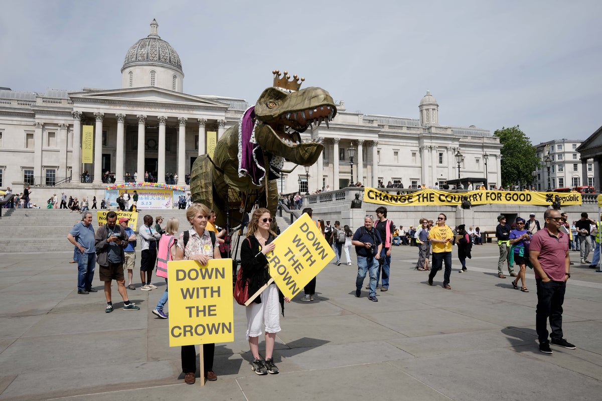 Anti-monarchy demonstrators protest outside Buckingham Palace