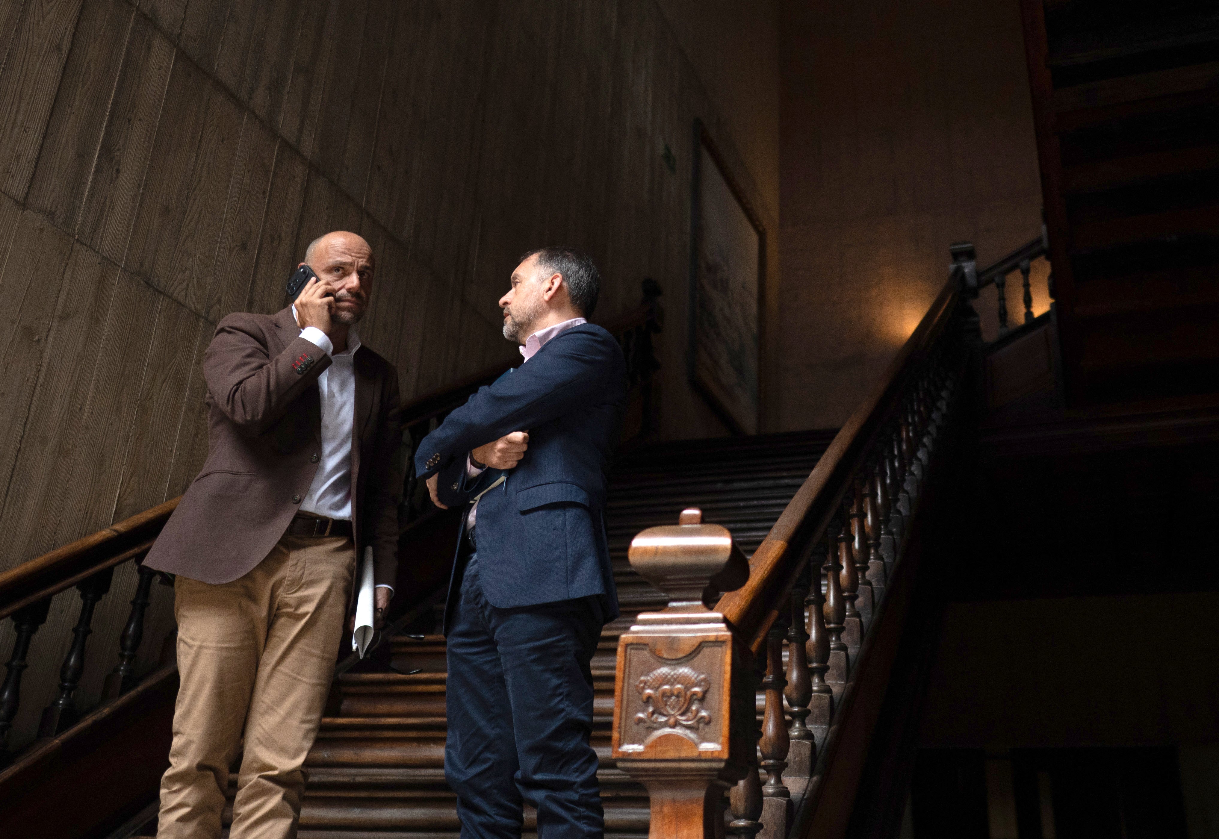 Canary Islands Government's spokesperson Alfonso Cabello (L) and Mayor of Santa Cruz de Tenerife Jose Manuel Bermudez talk after the authorities meet to manage the arrival of the Cruise MV Hondius at Granadilla de Abona port, in Santa Cruz de Tenerife on May 8