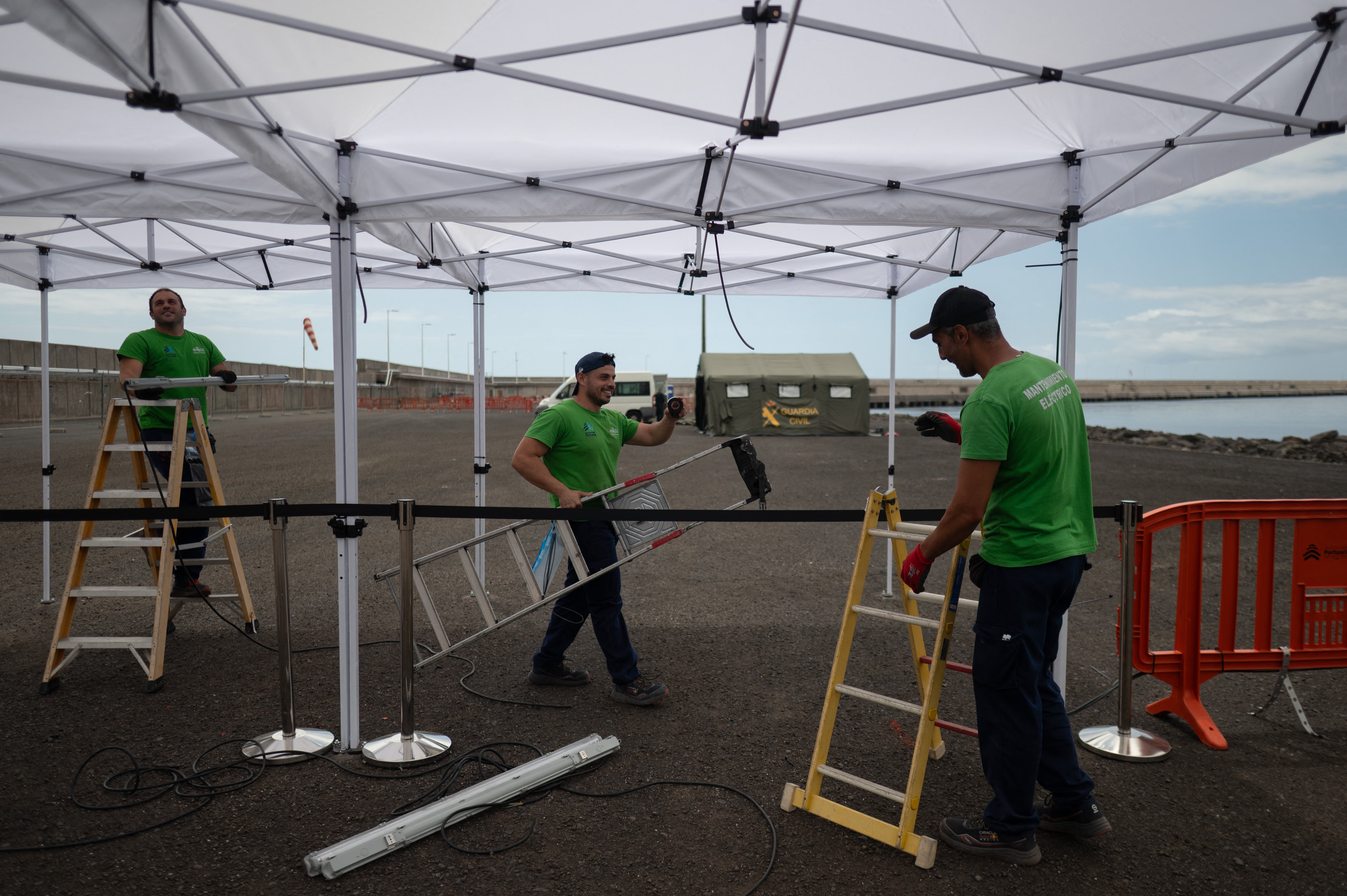 Workers set pole tents prior the arrival of the Cruise MV Hondius at port of Granadilla de Abona on the island of Tenerife in Spain's Canary Islands on May 9