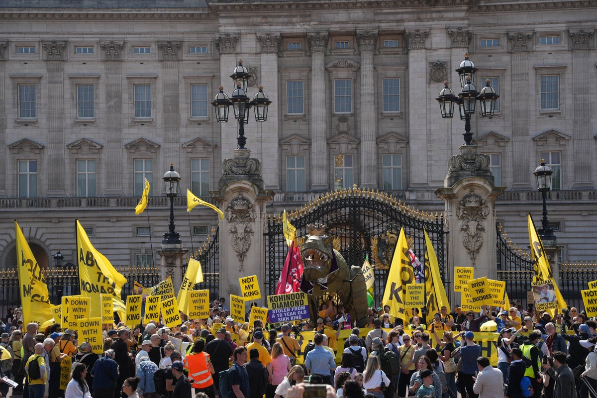 Protesters demand monarchy is abolished outside Buckingham Palace