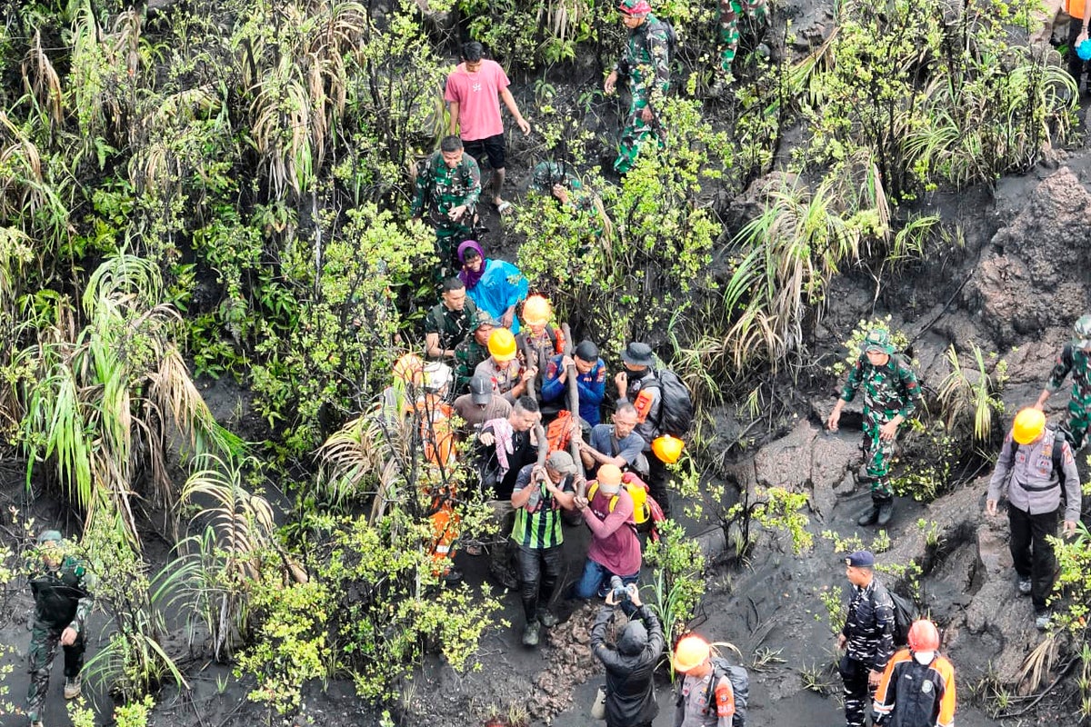 Indonesian Rescuers Recover Body of Hiker After Mount Dukono Eruption