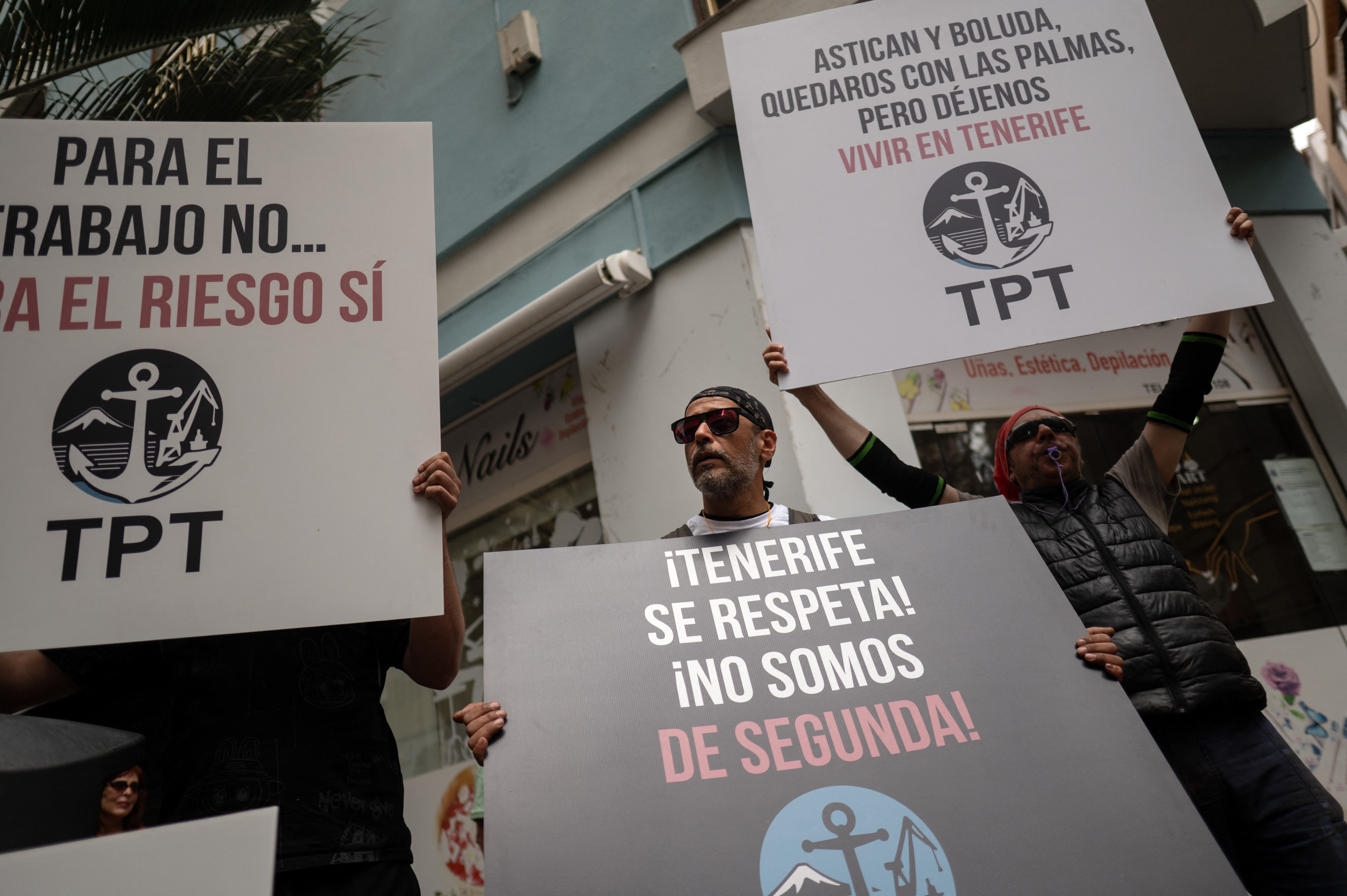 Dock workers protest against the arrival of a cruise ship affected by hantavirus in Santa Cruz de Tenerife on Friday