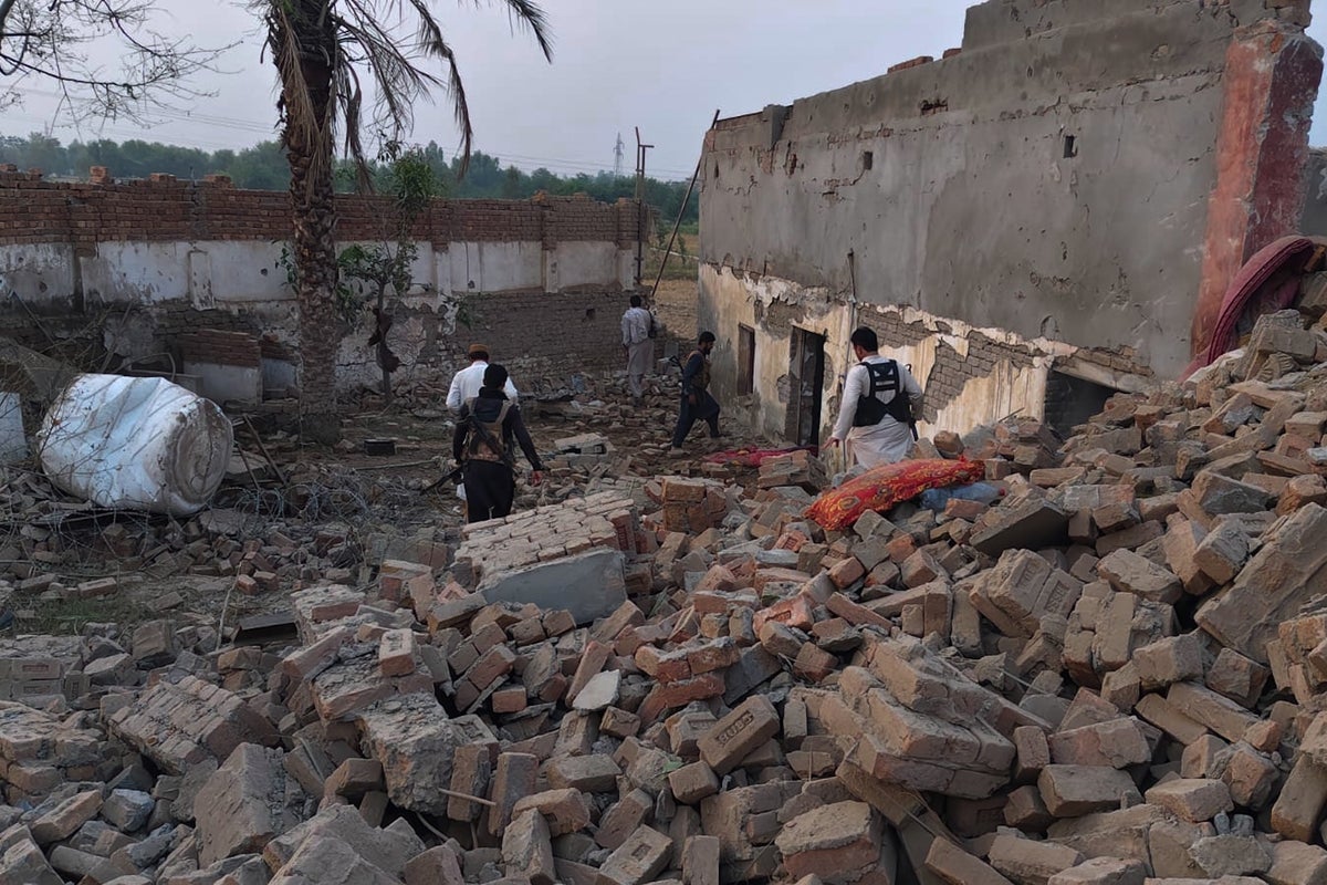 Pakistan suicide attack kills 14 police officers as militant group claims responsibility – UK Times Pakistan suicide attack kills 14 police officers as militant group claims responsibility – UK Times