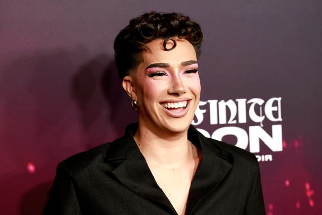 James Charles ha pedido disculpas por burlarse de un trabajador despedido de Spirit Airlines en un vídeo viral que posteriormente fue eliminado.