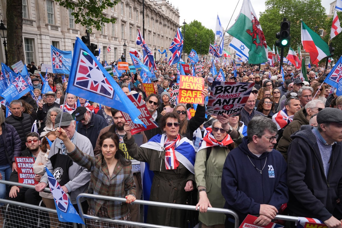 Thousands attend protest against antisemitism outside Downing Street – UK Times Thousands attend protest against antisemitism outside Downing Street – UK Times