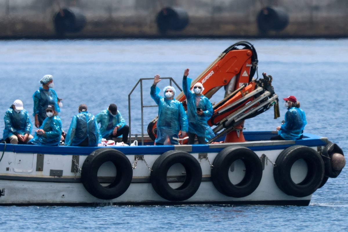 First passengers pictured evacuating hantavirus-stricken MV Hondius cruise ship ahead of flights home – UK Times