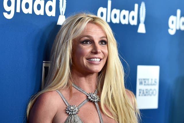 <p>La estrella del pop, de 44 años, fue fotografiada de pie asomada al techo solar abierto de un todoterreno Mercedes negro, en medio del tráfico de una autopista cerca del barrio de Studio City, en Los Ángeles. Varios medios publicaron las fotos el 8 de julio y se hicieron eco de la preocupación de los fans</p>