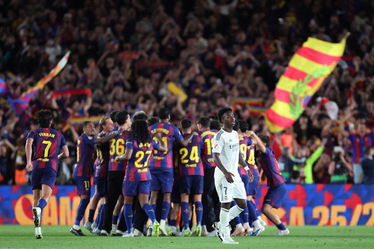 برشلونة يتوج بلقب الدوري الإسباني بعد فوزه الساحق في الكلاسيكو