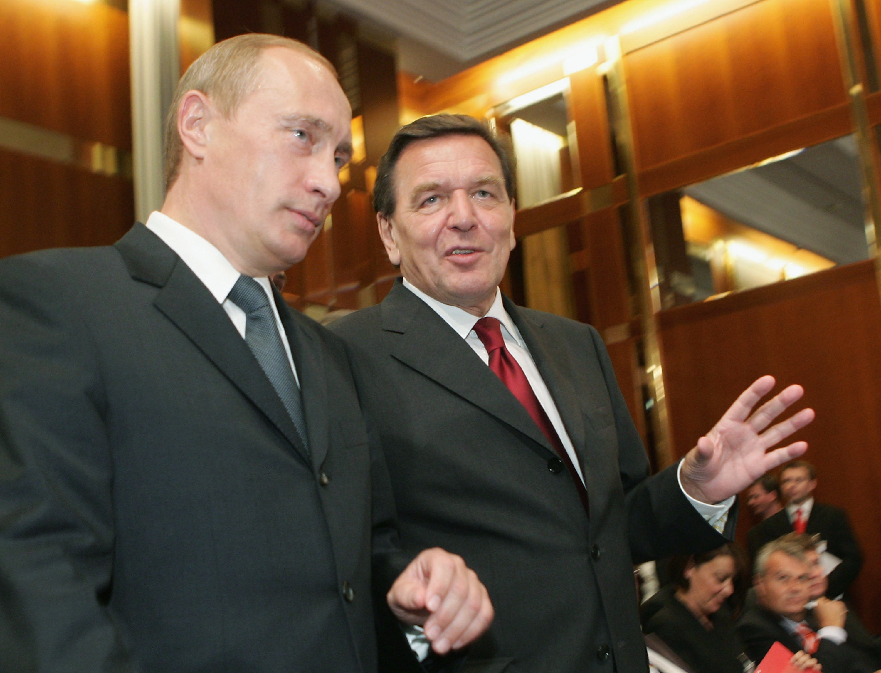 Gerhard Schroeder arrives for a news conference with Vladimir Putin in 2005