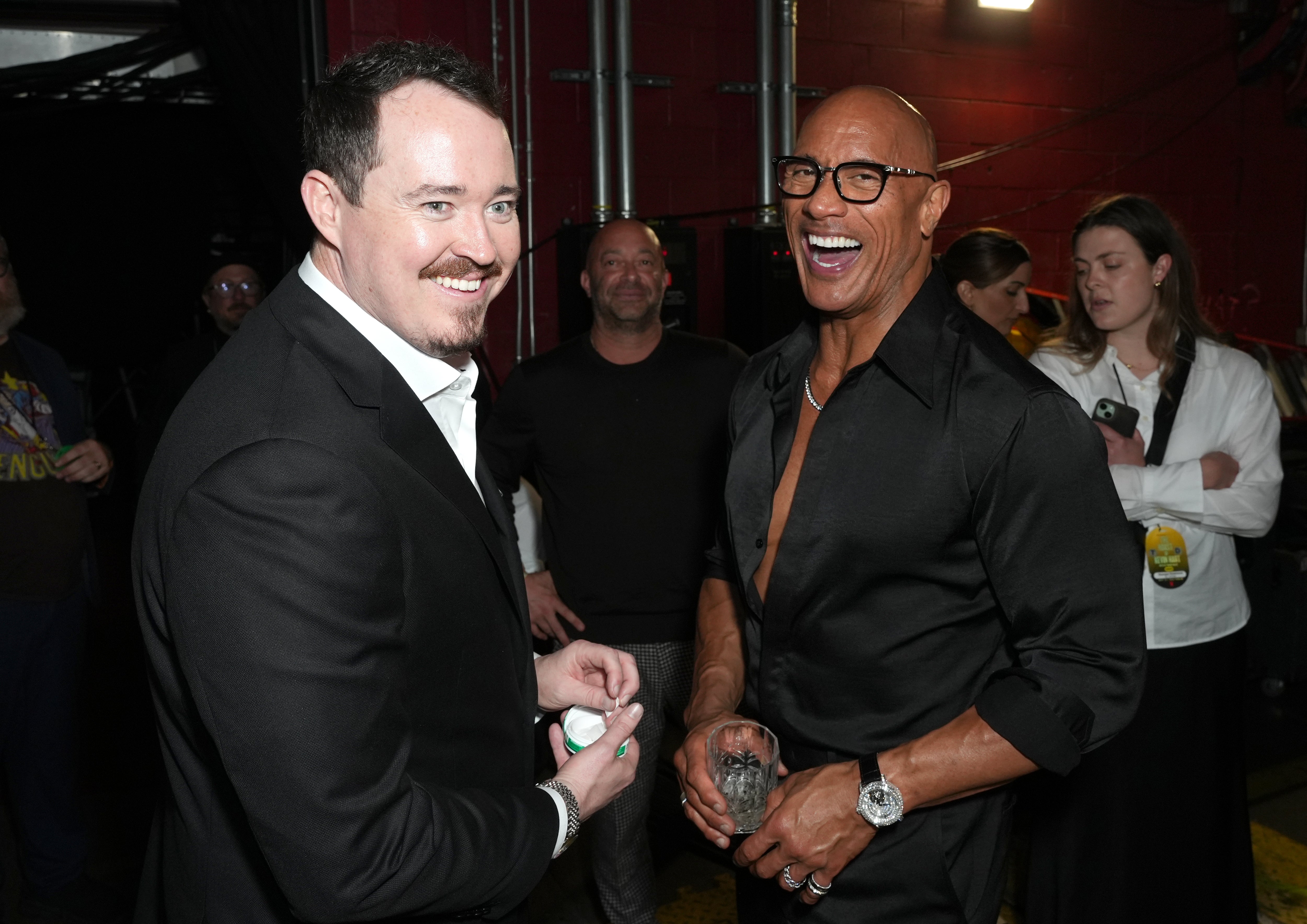 Shane Gillis apresentou o assado do Netflix, enquanto o co-estrela de longa data de Hart, Dwayne 'The Rock' Johnson, estava entre os que ridicularizaram o ator