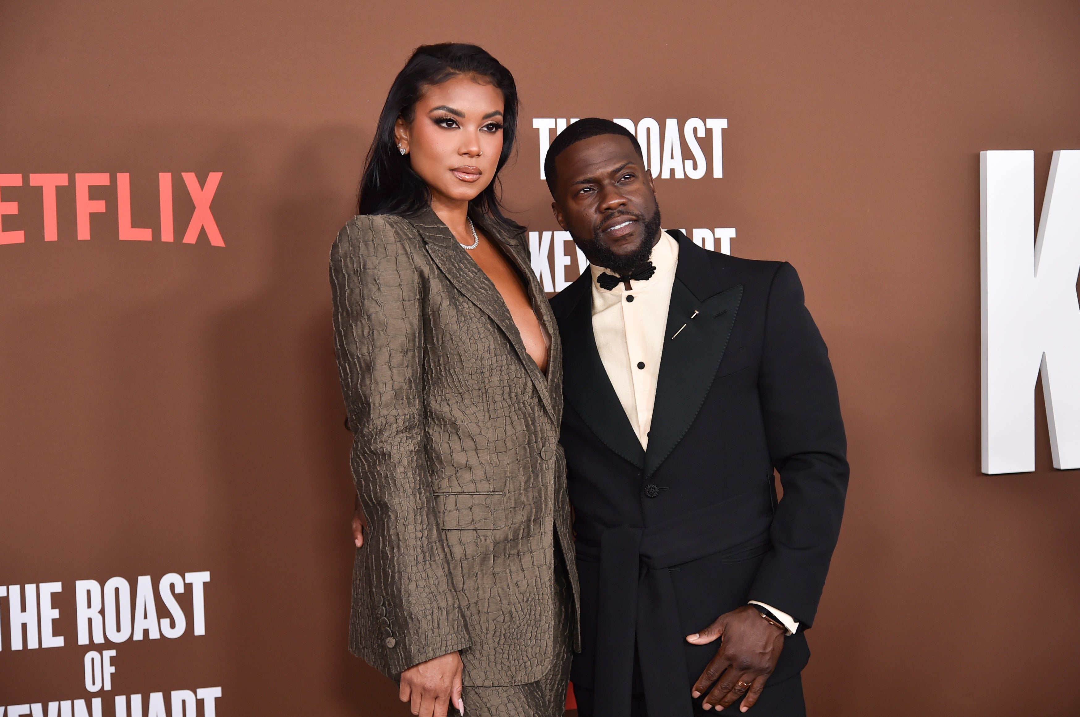 Brady brincou sobre o caso de Hart em 2017 enquanto sua esposa, Eniko Hart (à esquerda), estava na plateia