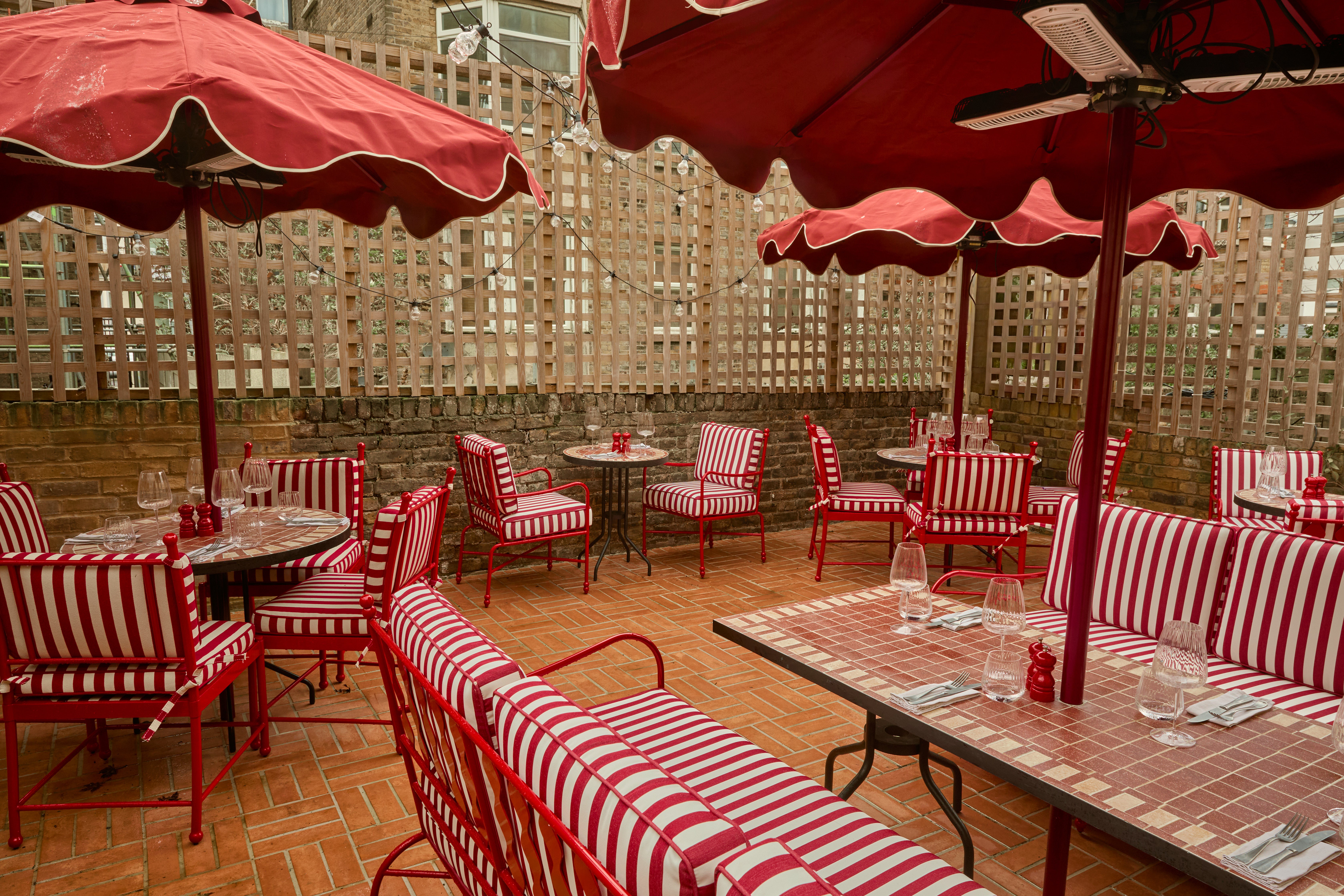 The outside terrace at Willy’s welcomes dogs