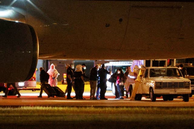<p>Personal médico asistió a los pasajeros del crucero MV <em>Hondius</em> tras su llegada en un vuelo chárter al aeropuerto Eppley, en Omaha, Nebraska, durante la madrugada del lunes. Las autoridades sanitarias informaron que los pasajeros se encontraban en buen estado y permanecían aislados</p>