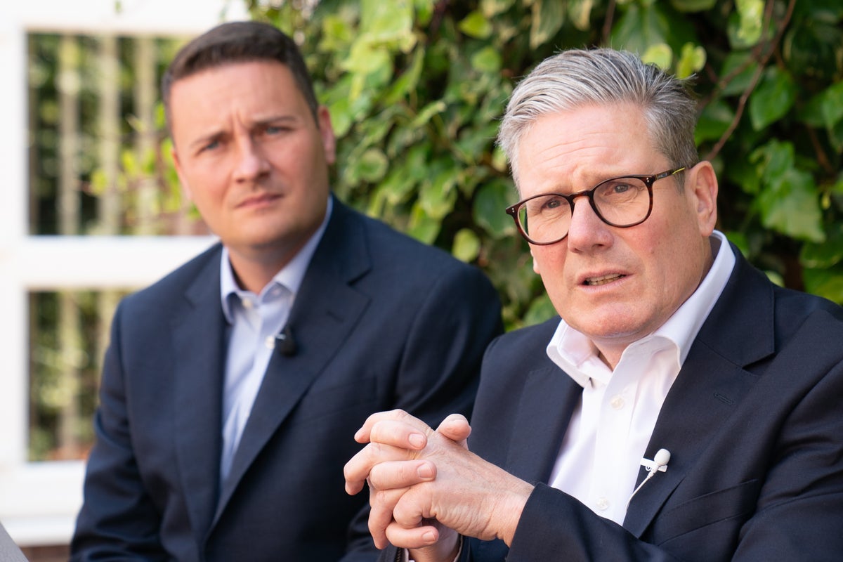 Starmer latest: Streeting ‘poised for leadership bid’ as key ministerial aides resign in call for PM to quit