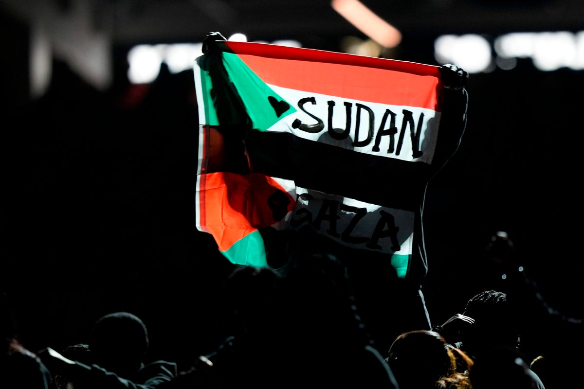 Super Bowl halftime performer who ran with protest flag found guilty of resisting an officer – UK Times