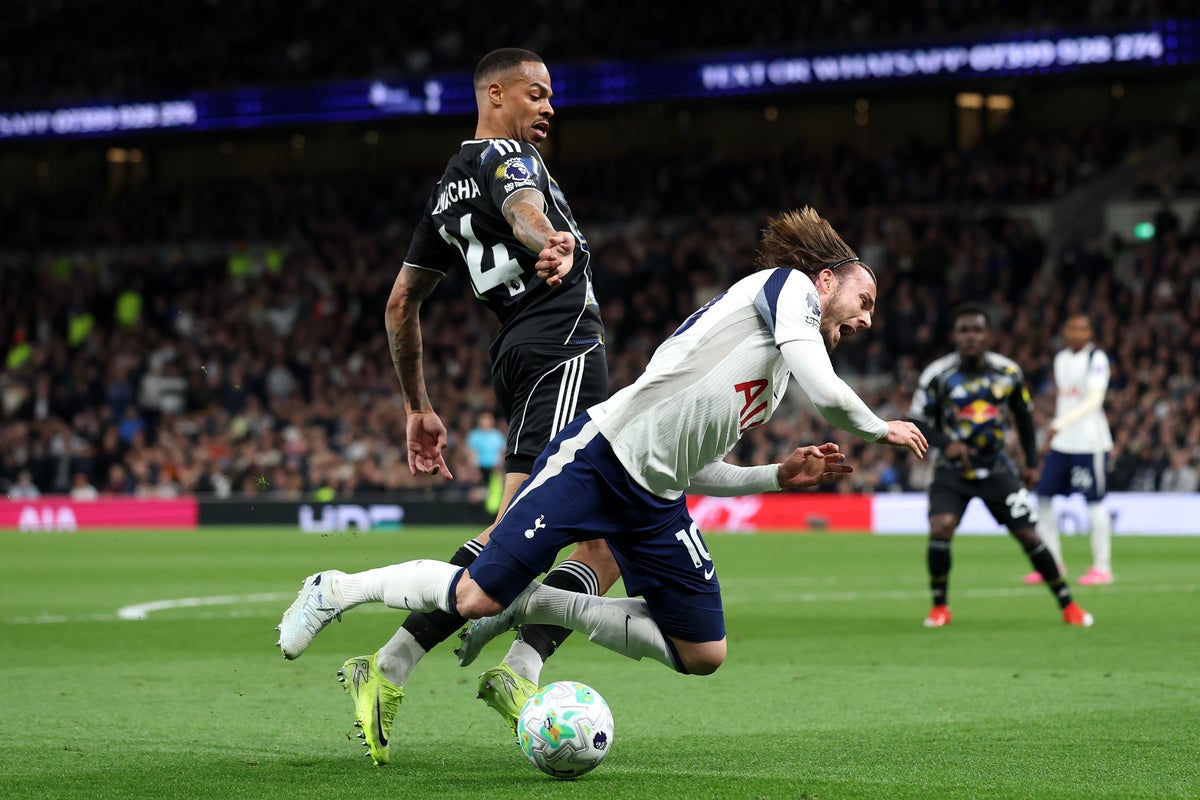 De Zerbi responds after pivotal VAR moments go against Spurs vs Leeds - live reaction - The Independent