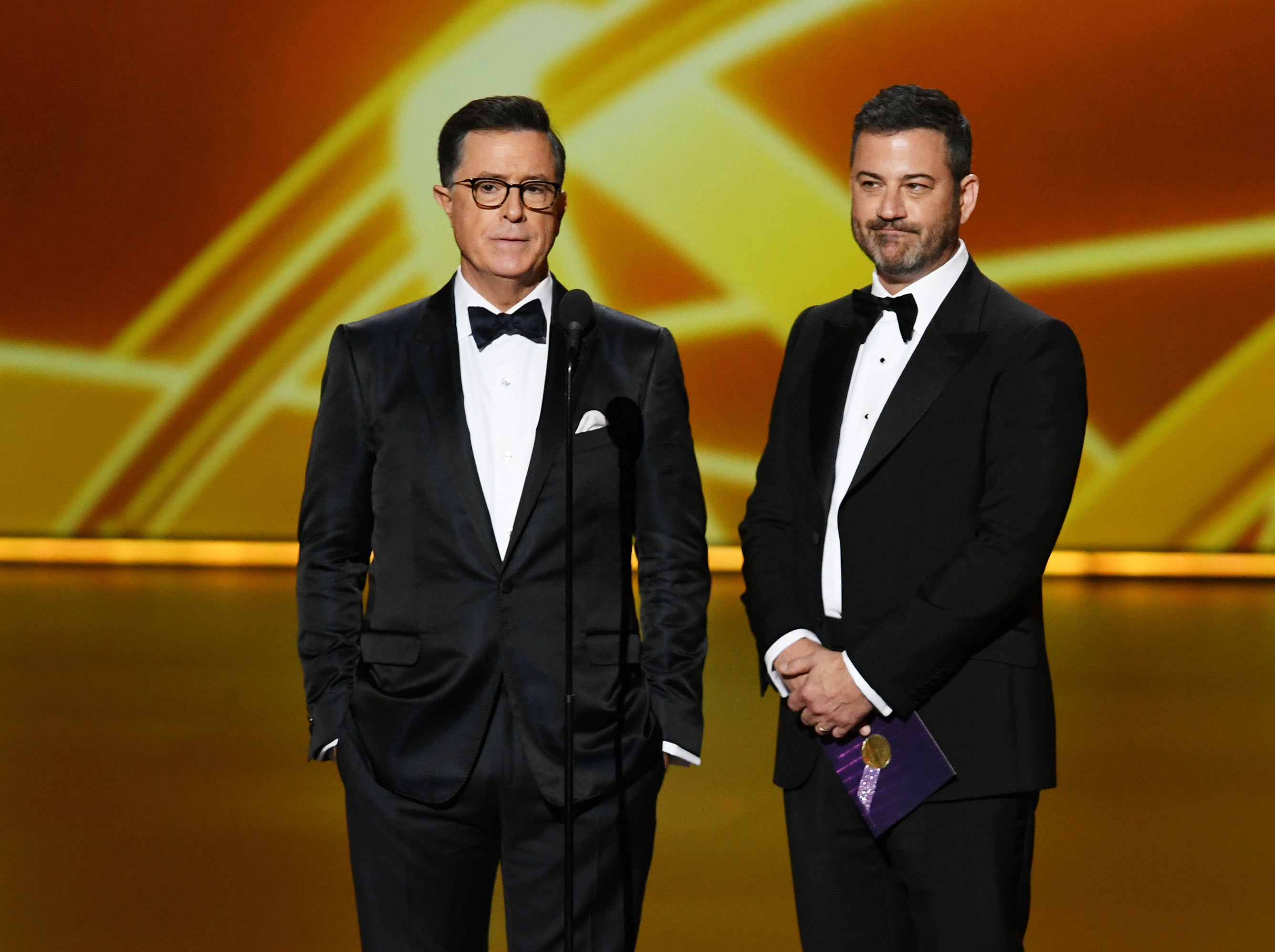 Jimmy Kimmel pediu aos fãs que cancelassem suas assinaturas da Paramount + depois que o programa noturno de Stephen Colbert foi retirado do ar