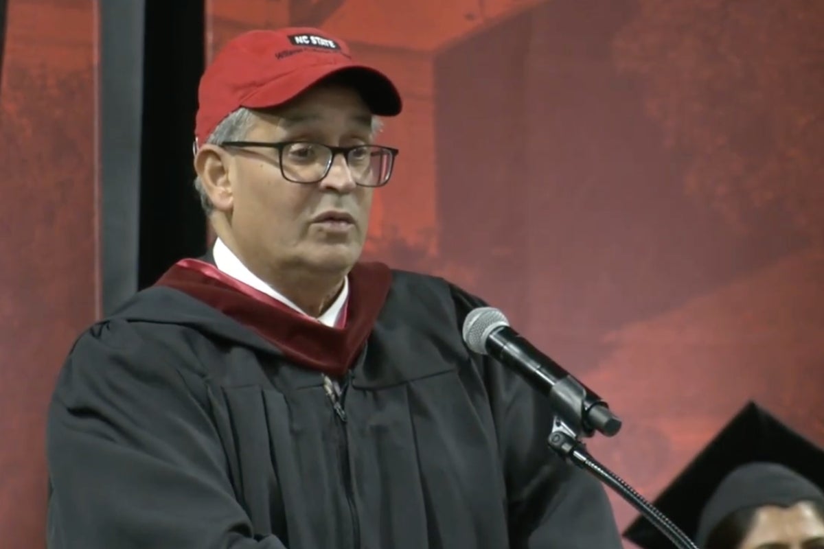 Graduates shocked after commencement speaker reveals their loans are paid off during speech – UK Times Graduates shocked after commencement speaker reveals their loans are paid off during speech – UK Times