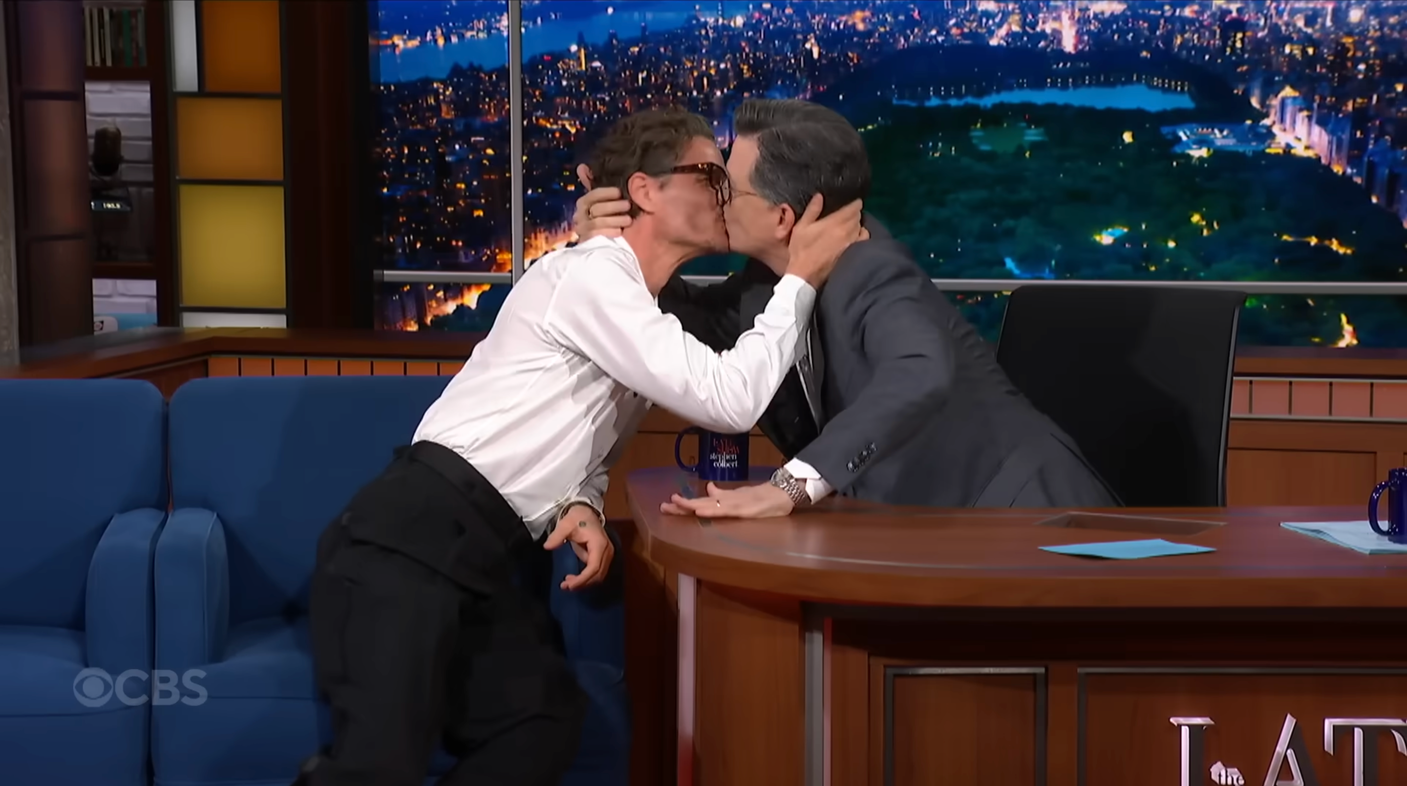 Pedro Pascal ha condiviso un bacio con Stephen Colbert martedì sera durante 