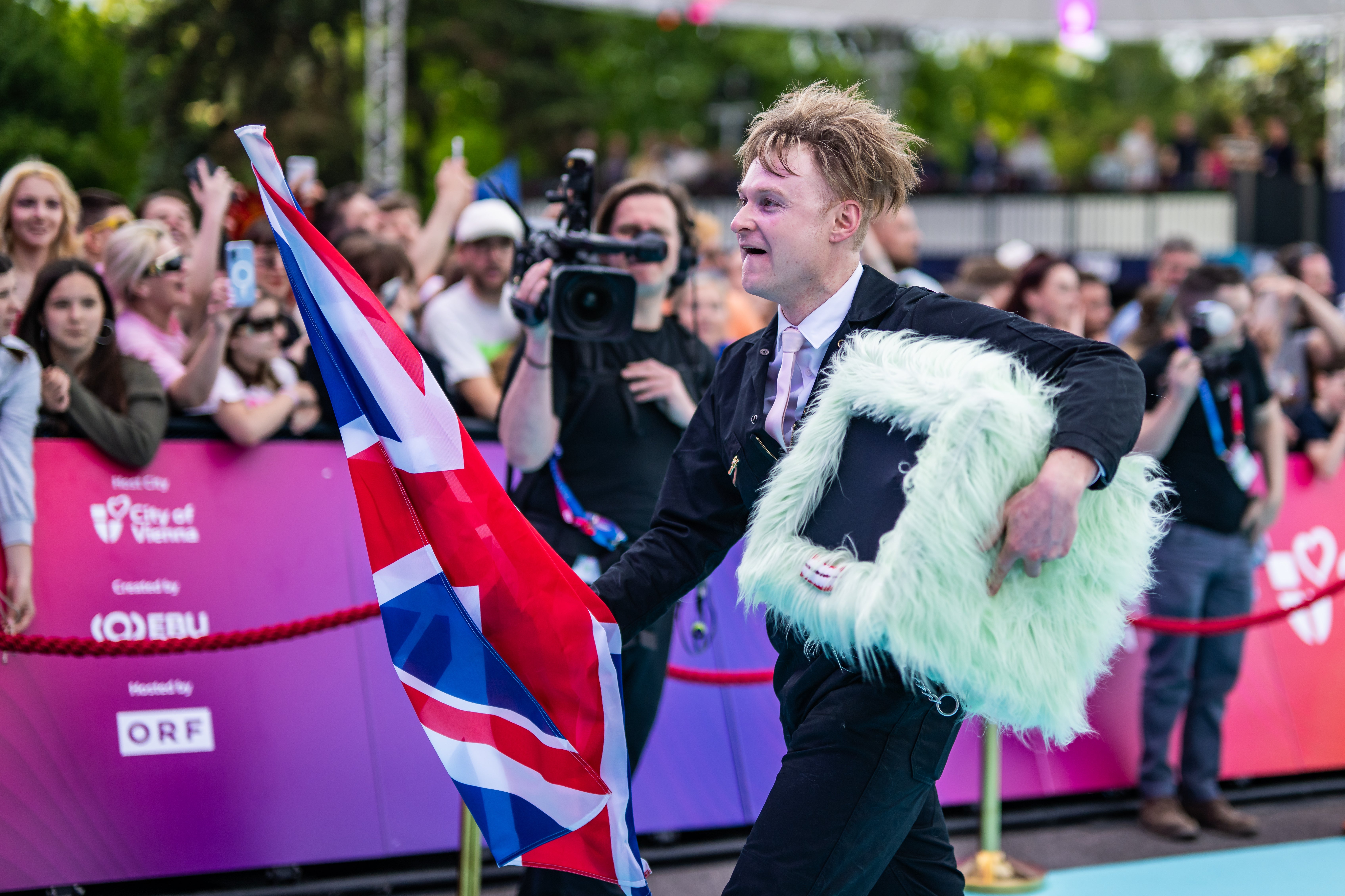 The singer, with one of his office-themed props built by Battle himself
